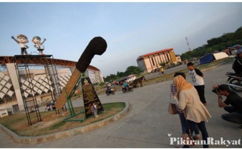 Golok Jawara di depan stadion Wibawa Mukti (foto : Pikiran Rakyat)