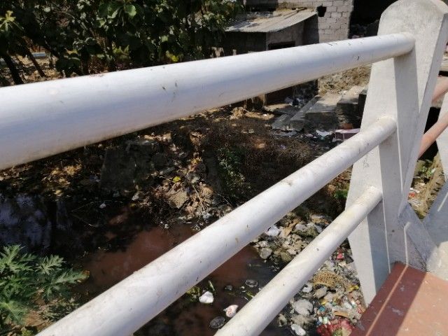 Tumpahan sampah dari TPS di samping sungai dan makam foto: Dokpri