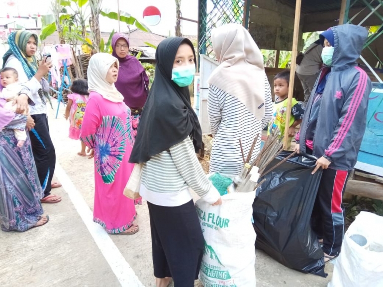Penimbangan sampah bersama Mahasiswa KKN Unnes di Desa Sukorejo, Kecamatan Mojotengah, Kabupaten Wonosobo. (dokpri)