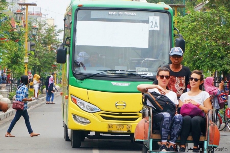 Bus Trans Jogja adalah satu-satunya kendaraan bermesin yang boleh melintas saat