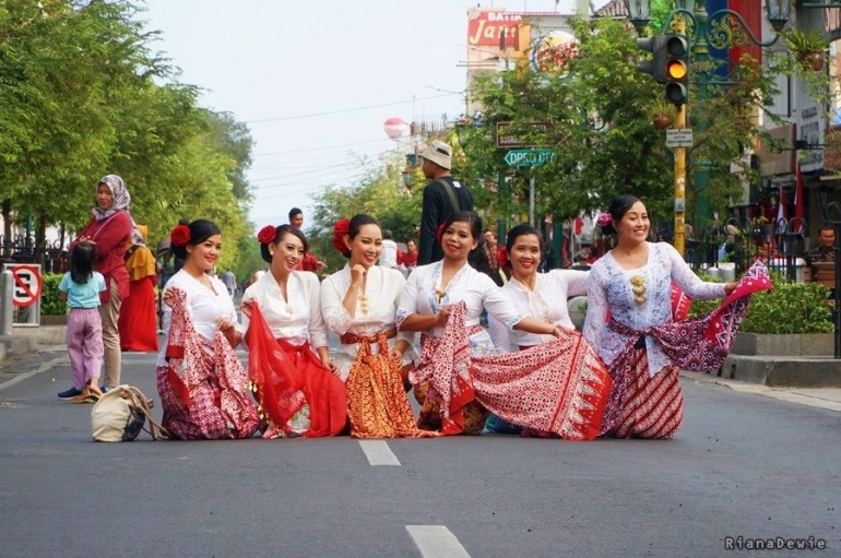 Aksi kocak sebagian Perempuan Berkebaya Jogja di tengah jalan Malioboro (Dok.Pri)