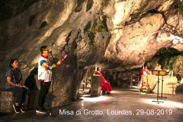 Suasana misa pagi di gua Lourdes (Christ Rumantir).