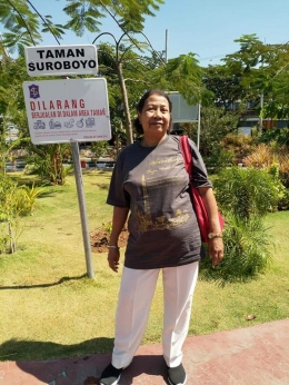 Foto Ibu di Taman Suroboyo. Photo by Ari