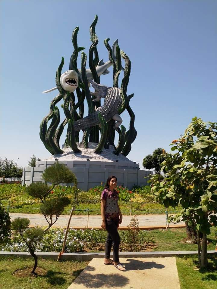 Photo penulis artikel di depan patung Suroboyo. Dokumen pribadi