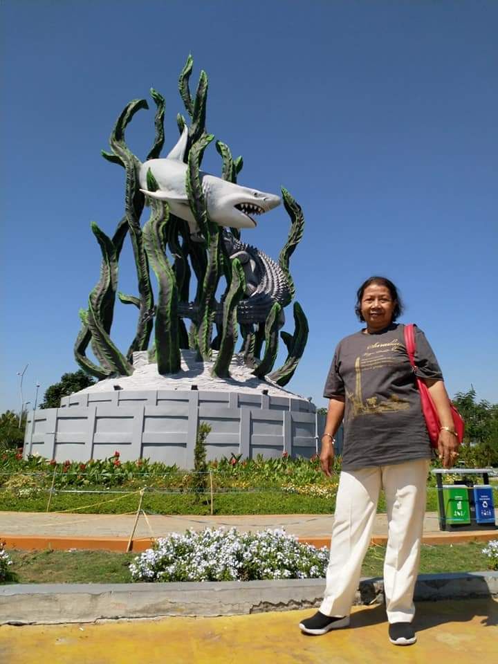 Photo Ibu di samping Patung Suroboyo. Photo by Ari