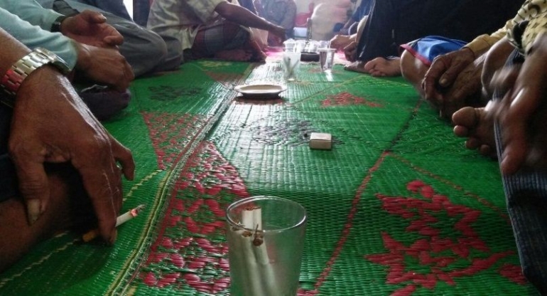 Keberadaan rokok dalam acara adat. Gambar diolah dari: membunuhindonesia.net