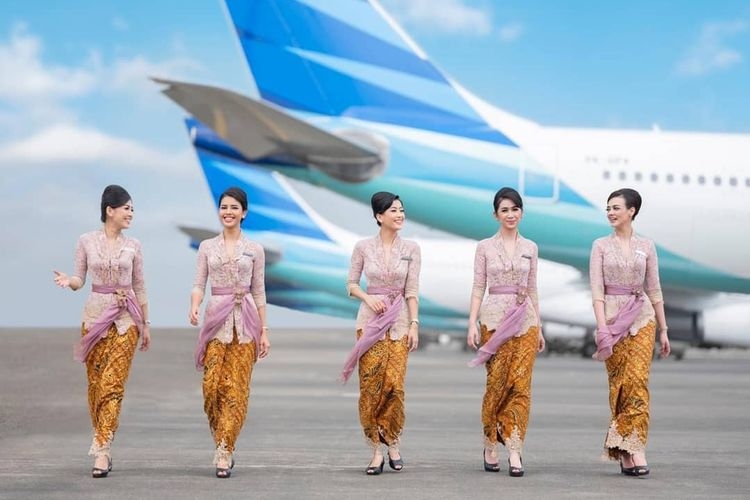 ilustrasi: Seragam pramugari Garuda Indonesia karya Anne Avantie yang diluncurkan pada penerbangan Jakarta-Semarang, 3 Juli 2019. (sumber: Instagram @anneavantieheart)