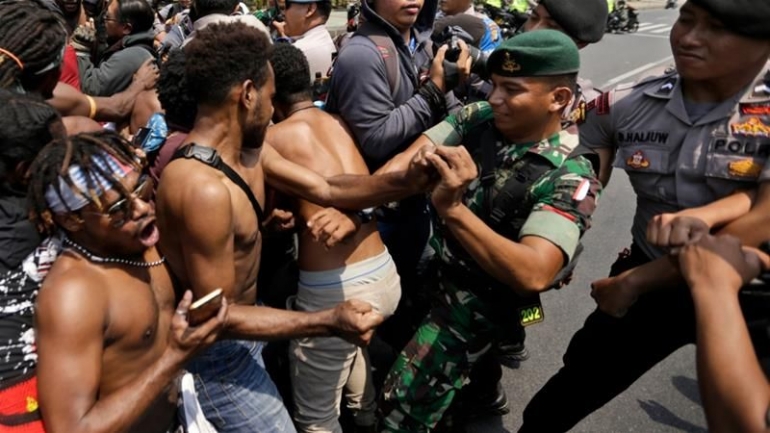 Salah satu aksi protes pemuda Papua dalam beberapa hari terakhir [Ajazeera.com]