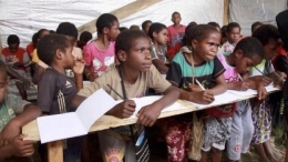 Gambar : Anak-anak pengungsi Nduga di sekolah darurat di Wamena (bbc.com)