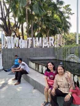 Saya dan Ibu duduk-duduk di depan titik Nol Surabaya. Dokumen pribadi
