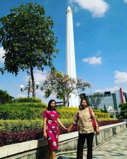 Tugu Pahlawan di Surabaya. Bersama Ibu. Dokumen Pribadi