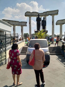 Foto di depan monumen Bung Karno dan Bung Hatta. Dokumen Pribadi. Maaf ini foto membelakangi pembaca ya. Dokumen pribadi