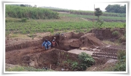 Ekskavasi arkeologi di Trowulan harus berpacu dengan pembuat batu (Foto: Watty Yusman)
