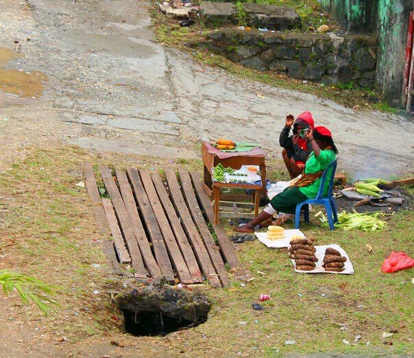 Dagangan mama mama yang ala kadarnya di Dok 5 Jayapura (Dokumentasi pribadi)