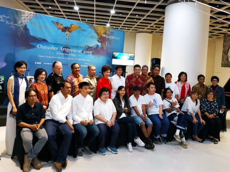 Para seniman menggunakan atasan putih(dok. penulis)