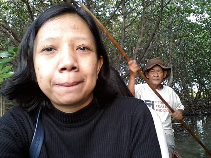 Foto saya bersama warga setempat, nelayan yang mengantar kami ke hutan Bakau. Photo by Ari