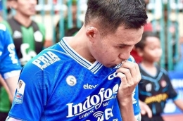 Erwin Ramdani menahan air mata haru setelah mengukir gol abadi (bolasport.com)