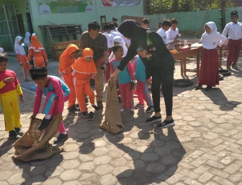 Peduli Permainan Tradisional, Mahasiswa KKN Desa Gondoriyo Gandeng Fungsi Permainan Tradisional Bagi Karakter Anak Peduli Permainan Tradisional, Mahasiswa KKN Desa Gondoriyo Gandeng - Fungsi Permainan Tradisional Bagi Karakter Anak