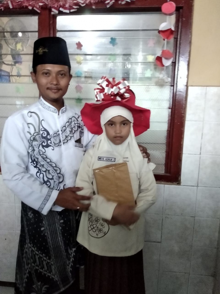 Aza juara kelas berkat Topi Plastiknya/dokpri