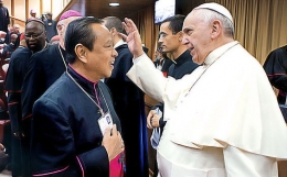 Mgr. Ignatius Suharyo (kiri) dan Paus Fransiskus (kanan) di Vatikan, Roma | Gambar: hidupkatolik.com