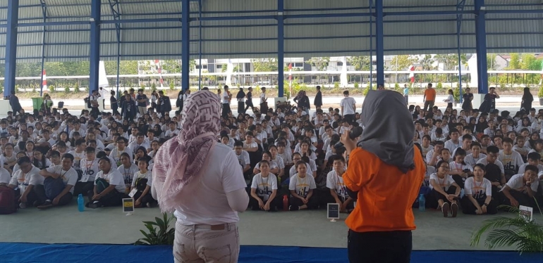 Bunda Ummamah dan Kak Nisa di hadapan mahasiswa-mahasiswa/dokpri