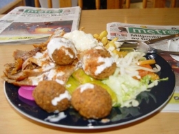 Menu Kebab di Malmo dengan Koran Metro yang saat itu sudah dibagi gratis di pojok-pojok sudut kota (dokpri)