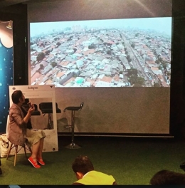 Deskripsi : Elisa Satunadja - Pendiri & Direktur Eksekutif Rujak Center for Urban Studies menerangkan kepadatan bangunan di Jakarta I Sumber Foto : dokpri