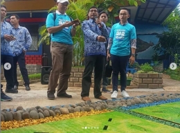 Deskripsi : Koordinator Rayon Selatan Dinas Sumber Daya Air (SDA) Provinsi DKI Jakarta, Adie Widodo menerangkan drainase vertical di Pintu Air Manggarai I Sumber Foto : dokpri