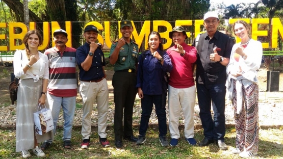 Bersama Jajaran Eksekutif Kebun Sumber Tengah, Perangkat Desa, Komandan Koramil dan Mahasiswi Pertukaran Pelajar (dok. pribadi, 2019)