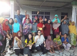 Penulis di antara Perempuan Petani Garam Lombok Tengah yang Difasilitasi Koperasi Annisa dan Panca Karsa (Dokumentasi Pribadi)