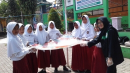 Pelatihan batik jumputan di sekolah dasar. Dokumentasi pribadi.