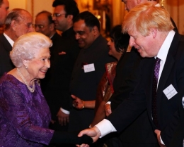 Ratu Elizabeth II dan PM Boris Johnson dalam sebuah acara kenegaraan (doc.CNN/ed.Wahyuni)