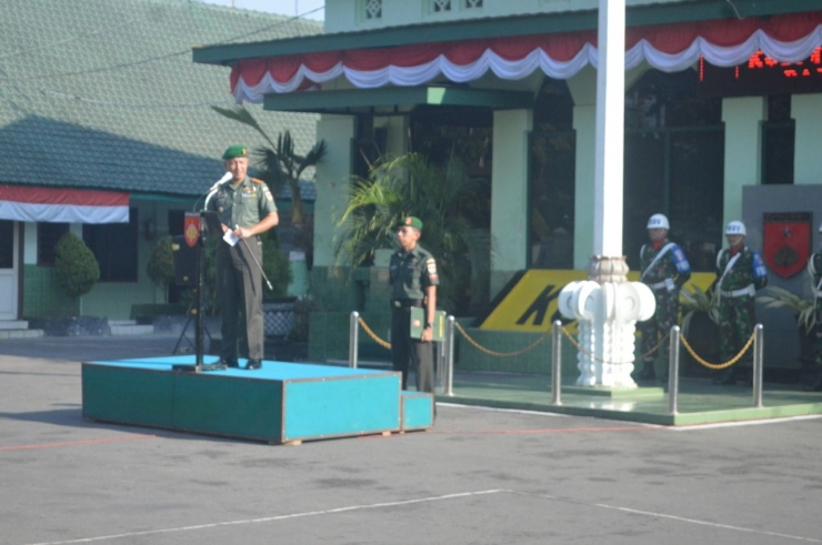 Dandim pati Letkol Arm.Arief Darmawan S.Sos sebagai Irup dalam Upacara Bendera di halaman Makodim Pati (foto Agus) 