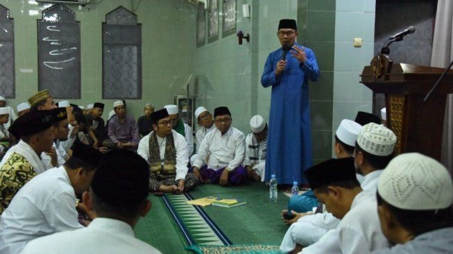 Gubernur Jawa Barat Ridwan Kamil minta agar masjid bisa menjadi penggerak ekonomi umat, melalui program Kredit Mesra (Masjid Sejahtera/Masyarakat Ekonomi Sejahtera). Itu diungkapkan Ridwan Kamil saat menghadiri Shalat Subuh Berjamaah Keliling (Subling), di Masjid Nurul Islam Islamic Center, Kota Bekasi, Jawa Barat, pada Minggu (01/09/2019). Foto: suara.com