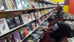 Mencari bacaan bagus di Gramedia Big Sale Surakarta (dok. pri).