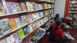 Pemborong buku di Gramedia Big Sale Surakarta (dok. pri).
