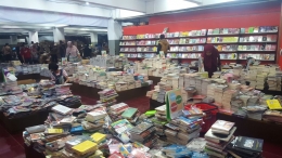 Buku-buku dari gudang Gramedia dijual dengan harga yang jauh lebih murah dibanding harga reguler di dalam toko (dok. pri).