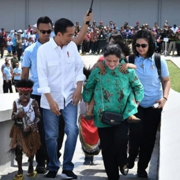Bukti kedekatan presiden Jokowi dan ibu Iriana dengan rakyat Papua.sumber : instagram @jokowi