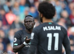 Dua penyerang Liverpool, Sadio Mane dan Mo Salah, sempat 'gegeran' saat Liverpool melawan Burnley pada akhir pekan kemarin/Foto: Daily Mail