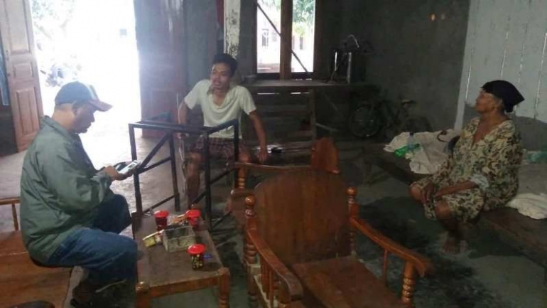 Baedhowi dan ibunya menerima saya saat kunjungan perdana (Foto: dok pri)