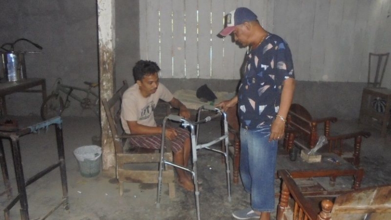 Senyum Baedhowi mengembang menerima donasi walker (Foto: dok pri)