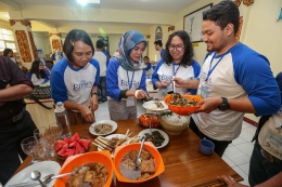 Prosesi penyusunan bahan makanan ke atas piring oleh tim Isi Piringku Piringku Padat Berisi di Danone Blogger Academy 2019. (doc. DBA 2019)