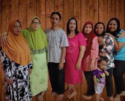 Mbak Sutiani (hijab hijau) dan keluarga besarnya. Minus Mas Yanto. Foto:diunduh dari FB Rhmawati