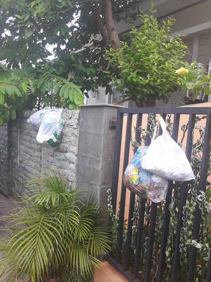 Ilustrasi: Sampah dan kantong plastik di perumahan. Sumber: Pribadi