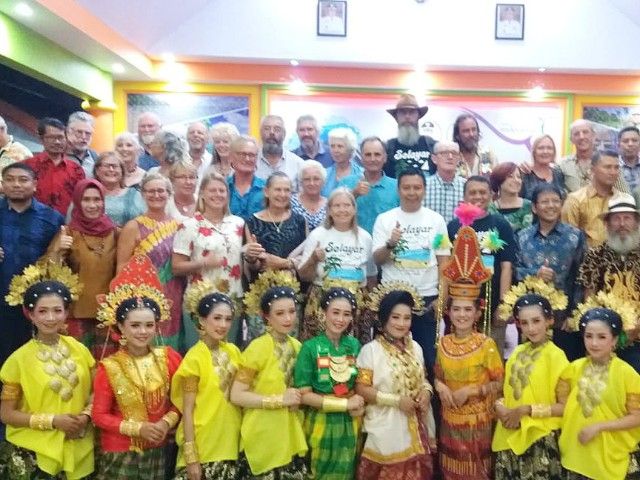 Syamsuniar Malik (kedua dari kiri di baris kedua) bersama peserta dan penari pada event Wonderful Sail to Indonesia 2019 (02/09/19) | dokpri