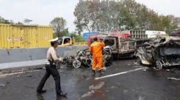 Kecelakaan maut beruntun tol Cipularang Km 97 - doc Vivanews.com