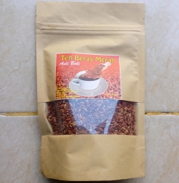 Kemasan 250 gram Teh beras merah, produksi Kelompok Tani Mambal Lestari -- Subak Mambal, Kecamatan Abiansemal, Kabupaten Badung Bali /Dokpri