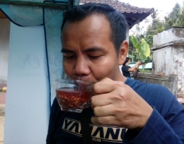 Mas Iskandar Zulkarnain (Isjet) selaku mentor DBA 3 menikmati minuman teh beras merah /Dokpri