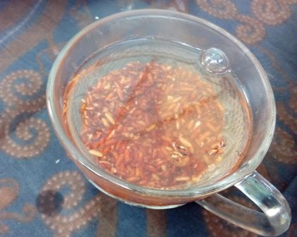 Tuangkan air panas ke dalam cangkir atau gelas yang telah diberi teh beras merah secukupnya / Dokpri