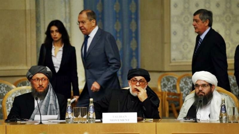 Utusan khusus presiden AS (berdiri,kacamata) dan delegasi Taliban jelang sebuah pembicaraan (doc.Al Jazeera/ed.Wahyuni)